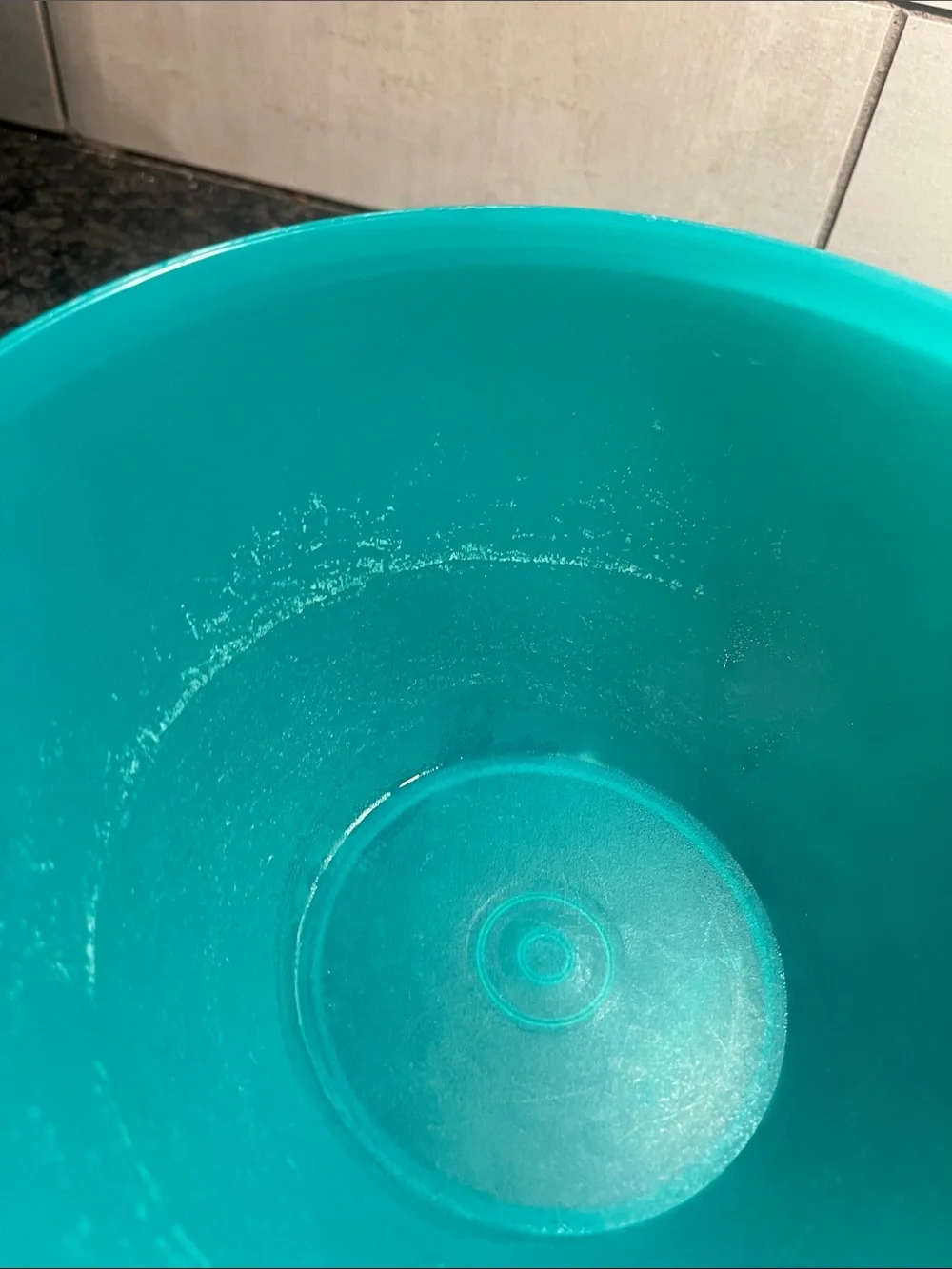 Set of 2 Wonderlier Turquoise Plastic Mixing Bowls with Lids #236. 8 cup each